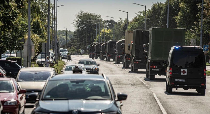 Katonai menetoszlop lepi el az M1-est, tilos manőverre figyelmeztet a honvédség