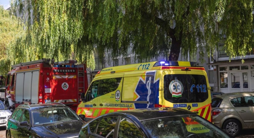 Életveszélyesen megsérült egy személy a kigyulladt társasházban Komlón