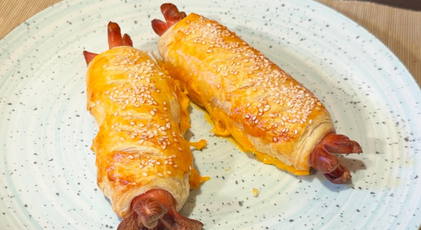 Sajtos-szezámmagos virsli
