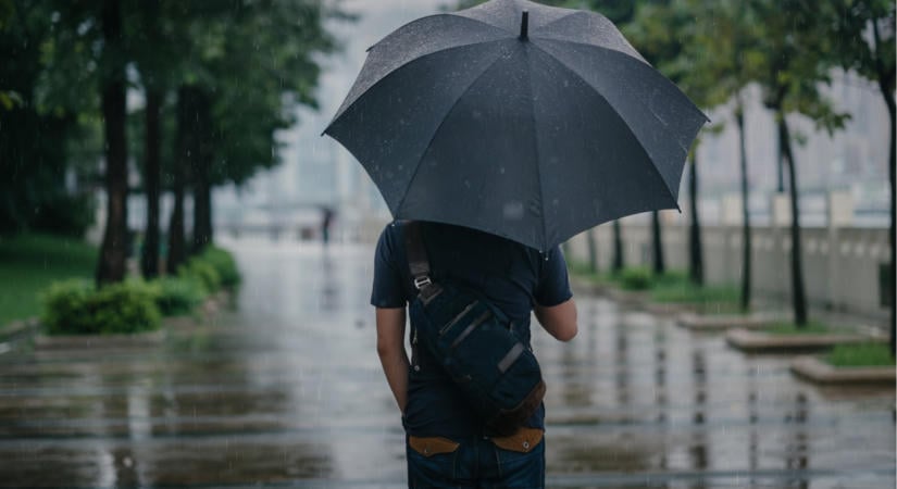 Jéggel érkezett meg a vihar Magyarországra: röpködtek a villámok