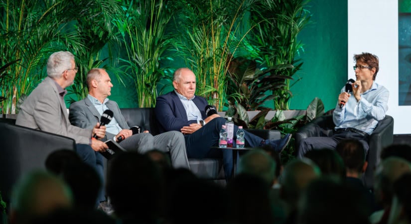 Jaksity, Varga, Zsiday a Forbes Money Summiton: Nem kizárt, hogy a társadalmi és politikai nehézségek láttán változik a Tisza-kormány euró melletti elköteleződése
