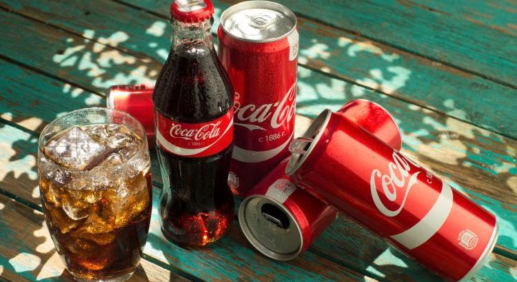Új külsőt kapnak a Coca-Cola palackok és dobozok