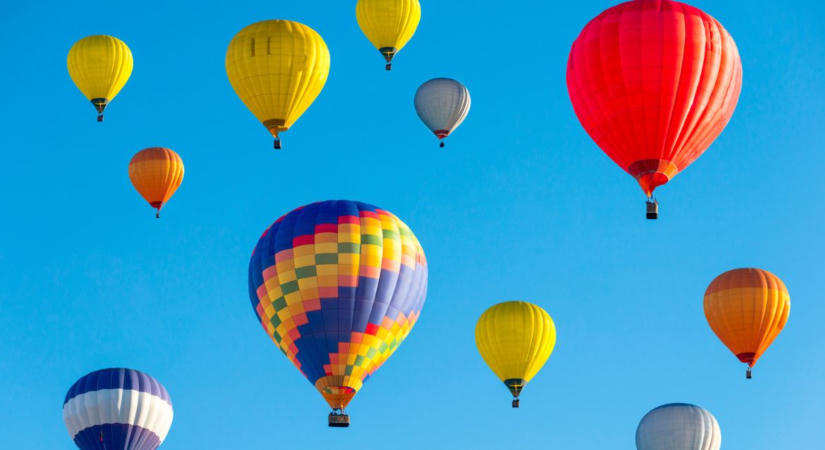 Színes hőlégballonok lepik el az eget: itt lehet majd látni őket