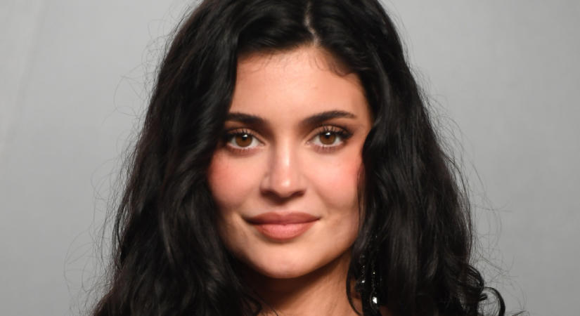 Kylie Jenner erre a filléres szemöldökzselére esküszik