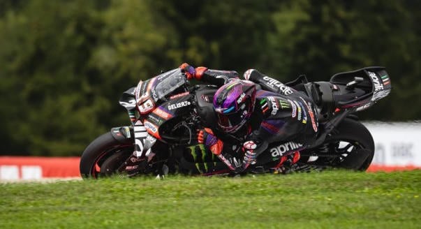 Martin 15 ezreddel Marquez előtt a pole-ban