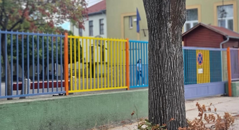 Kiakadt egy fideszes képviselő azon, hogy milyen színűre festették egy budapesti iskola kerítését