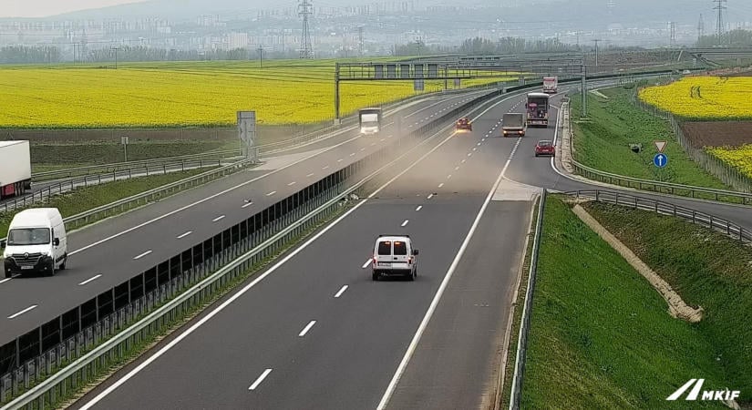 Veszélyes sávváltás okozott karambolt az M30-as autópályán – videóval