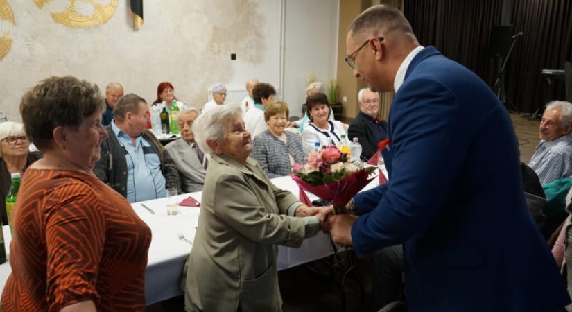Diszel megünnepelte időseit