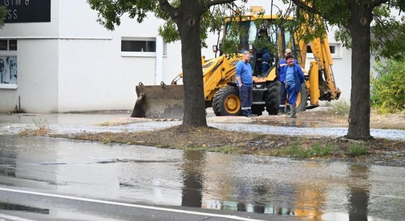 A szolnoki Gyöngyvirág utcában dolgoznak a szakemberek, pár órán belül helyreáll a vízszolgáltatás