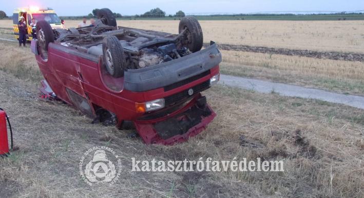 Felborult egy utánfutós kisbusz Cserkeszőlőnél