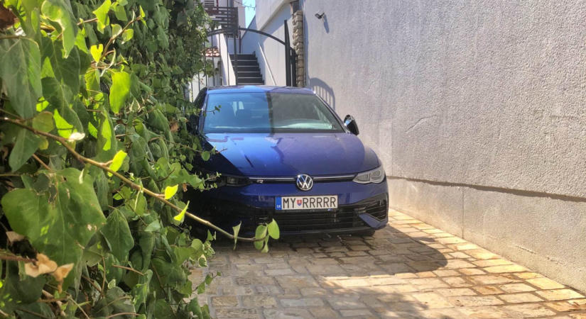 Megtaláltuk a világ legdühösebb rendszámát