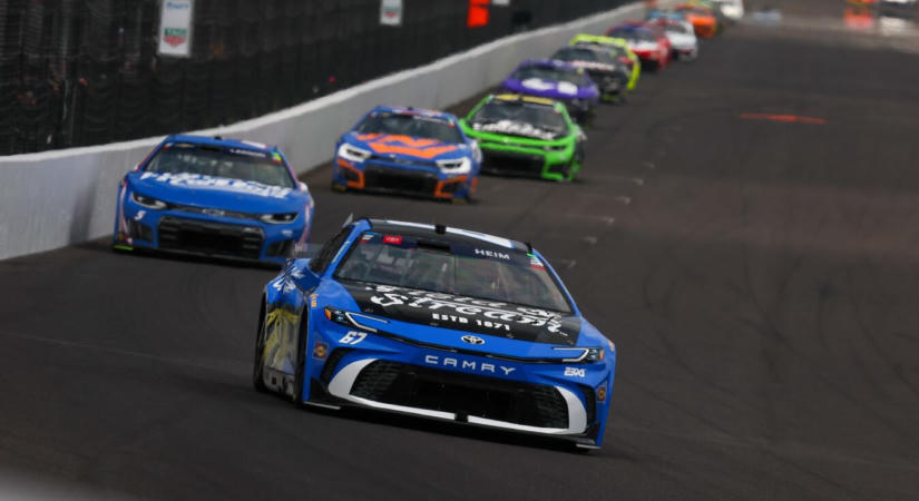 Rendkívüli szabályváltozást eszközöl a NASCAR a „túl hosszú és unalmas versenyek” miatt