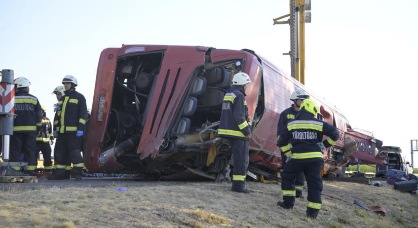 Üzent az M3-ason felborult busz sofőrje az áldozatok hozzátartozóinak