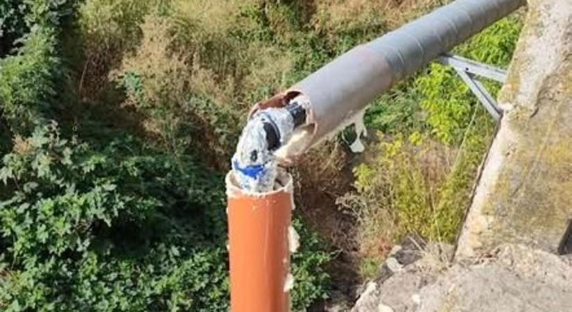 Pofátlanul rongálják a szennyvízcsöveket a hevesi községben, ebből hamarosan óriási baj lehet!