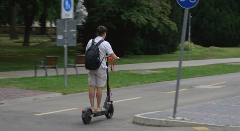 Az út közepén szlalomozott egy rolleres Egerben - kiborultak a kommentelők