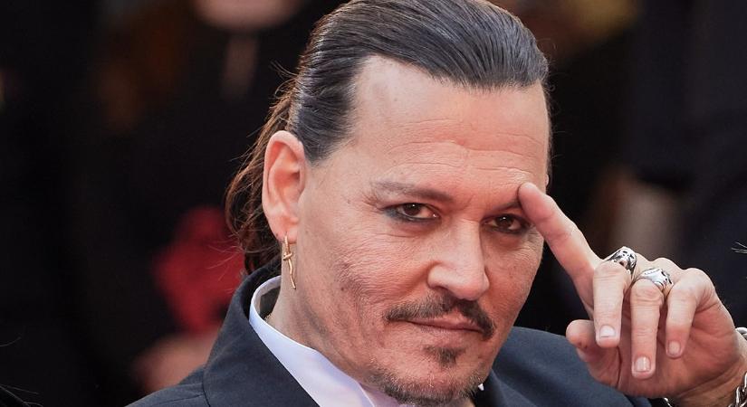 Felismerhetetlenre torzították az arcát: így tért vissza a kamerák elé Johnny Depp – videó