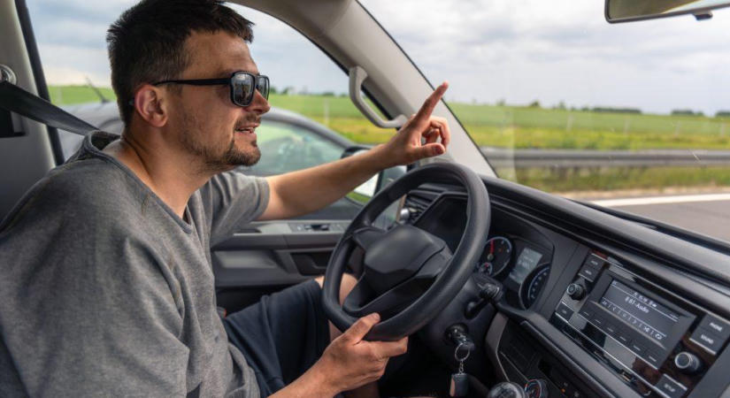 Közlekedjünk hideg fejjel a hőségben is!