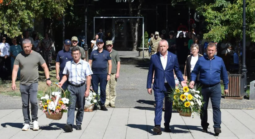Emléktáblát állítottak Beregszászban a Bahmutnál elesett Jurij Cservatyuk tiszteletére