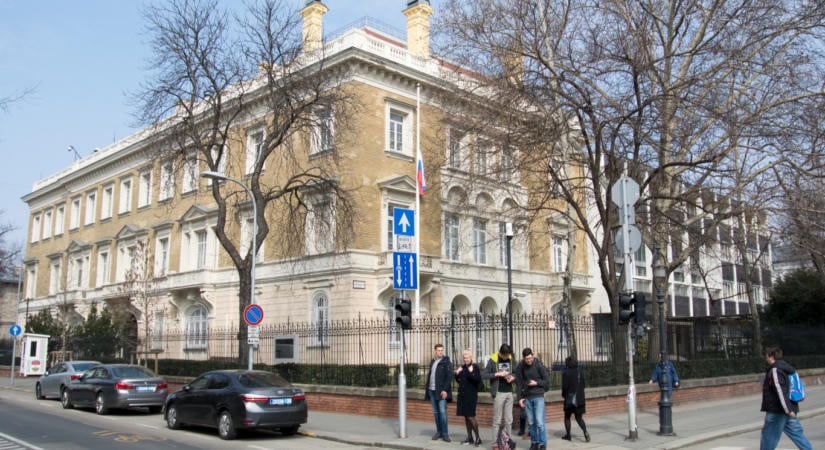 Az orosz nagykövetség reméli, hogy „a szabadság és a liberális demokrácia páratlan illatával fűszerezve” áramlik majd a balti kőolaj és földgáz Magyarországra