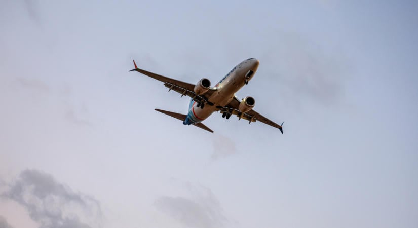 Tűzoltó baltával esett a kapitánynak a flydubai másodpilótája, terrortámadásként vizsgálják az esetet