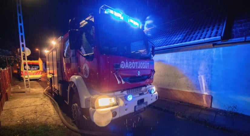 Menet közben gyulladt ki egy autó Pécsen – máshol is akadt dolguk a tűzoltóknak
