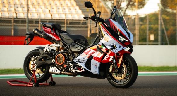Moto2-pilóták mutatták be Imolában az új, 700-as Italjet Dragstert