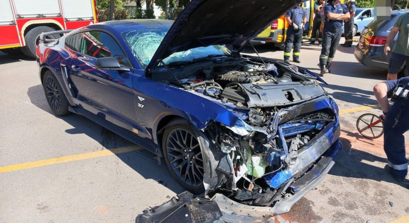 Több sérült van: Ford Mustang sportkocsi tört rommá Szombathelyen - fotók