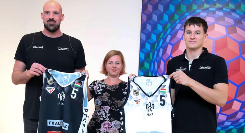 Leleplezte új mezeit a PVSK-Panthers a Vasarely Múzeumban (GALÉRIA)