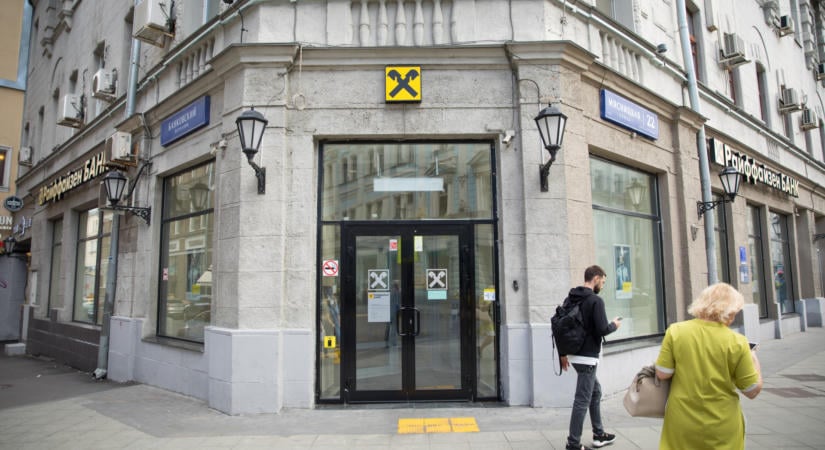 Nagyot esett a Raiffeisen árfolyama, furcsa állításokat cáfol az osztrák bankcsoport