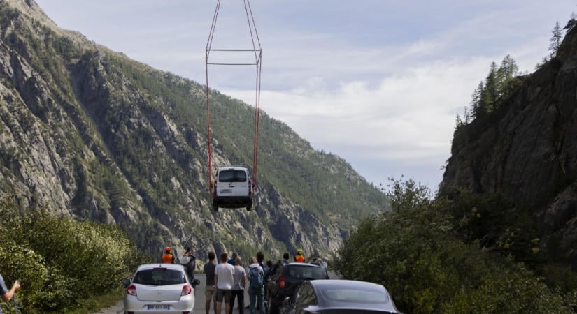 Milliós mentőakció: helikopterrel hozták le a hegyen rekedt autókat