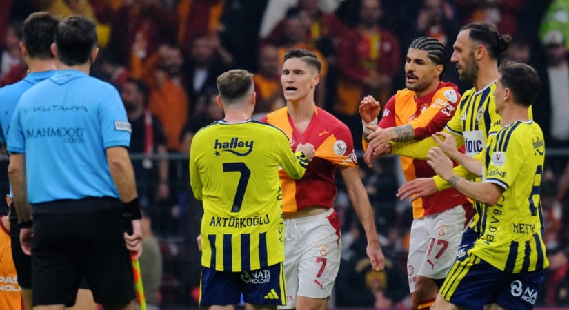 „Halálodig a védelmünk alatt állsz” – a Galatasaray szurkolói hősként ünneplik Sallait a Fenerbahce elleni tömegverekedés után – videó