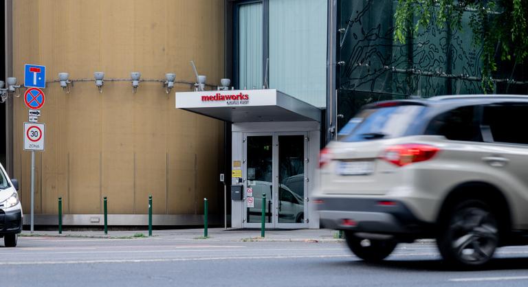 Több mint 100 millió forintos kártérítést kap a meleg házaspár, miután a Mediaworks lejáratókampányt indított
