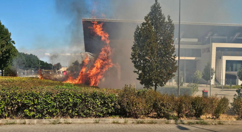 Rendkívüli! Hatalmas tűz a DVTK Stadionnál - fotó, videó