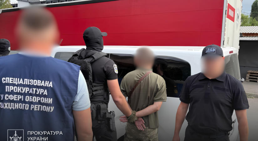 Ungváron őrizetbe vették a járási toborzóközpont munkatársát 5 ezer dollár kenőpénz elfogadása közben