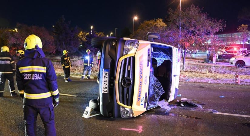 Mentő és személyautó ütközött Budapesten
