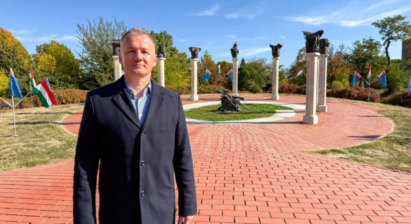 Gyula fideszes polgármestere „elvi éllel vallja”, hogy a nemzeti gyásznap nem szólhat az aktuálpolitikai véleményéről, de mindenkit emlékeztetett arra, hogy megvan a véleménye Magyar Péterről