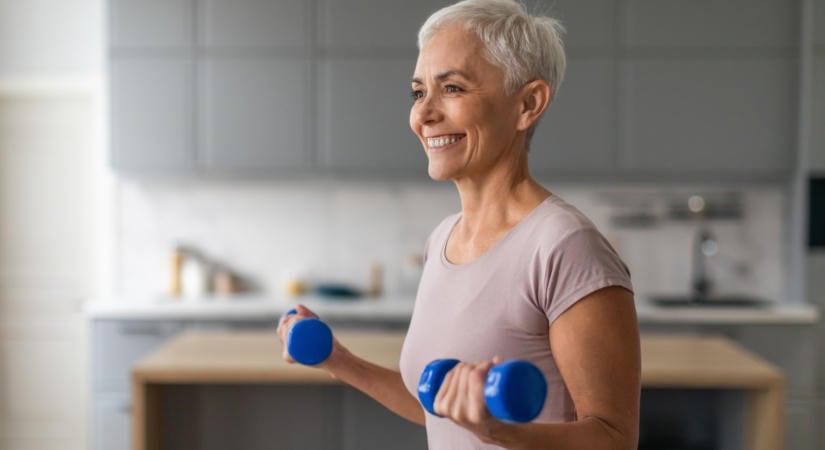 „Menopauza idején nem elég a gyaloglás vagy a jóga, edzőterembe kell járni, és súlyzókkal edzeni az izmokat – Tíz éve dolgozom a hosszú életemen” – mondja az írónő