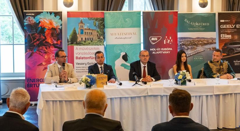 Hungarikumok találkozása Balatonfüreden – Bronzmetál szív az elsőbálozóknak (galéria  videó)