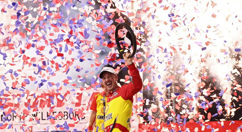 14 hónap után visszatért a NASCAR victory lane-jére Joey Logano
