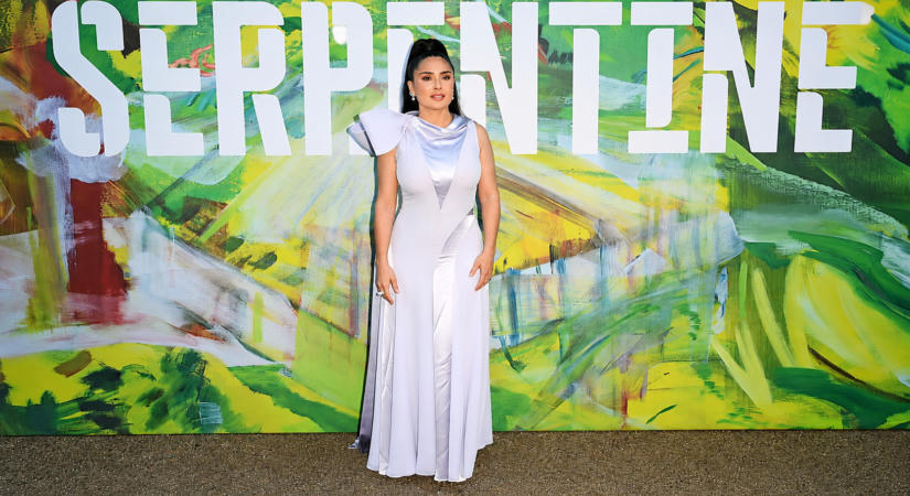 A világ legdögösebb nagymamája? Az 59 éves Salma Hayek megmutatta unokáját!