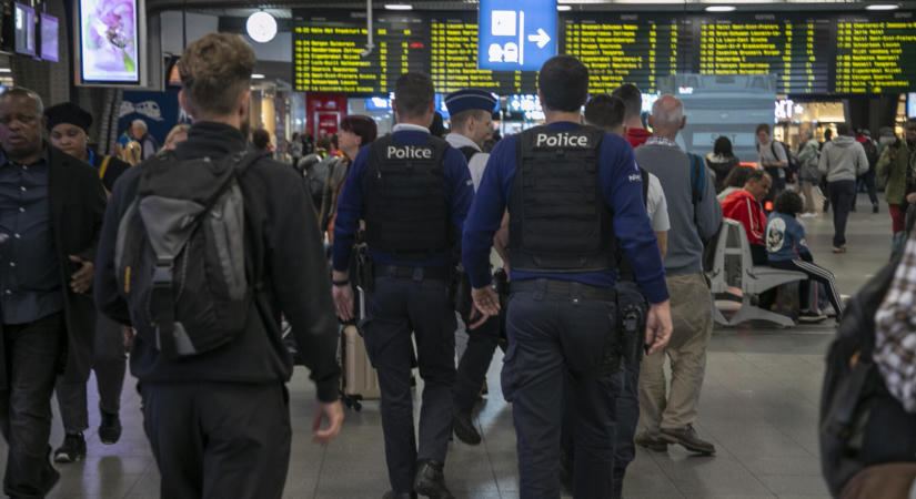 Gépkarabéllyal felfegyverkezett férfit vettek őrizetbe egy brüsszeli pályaudvaron