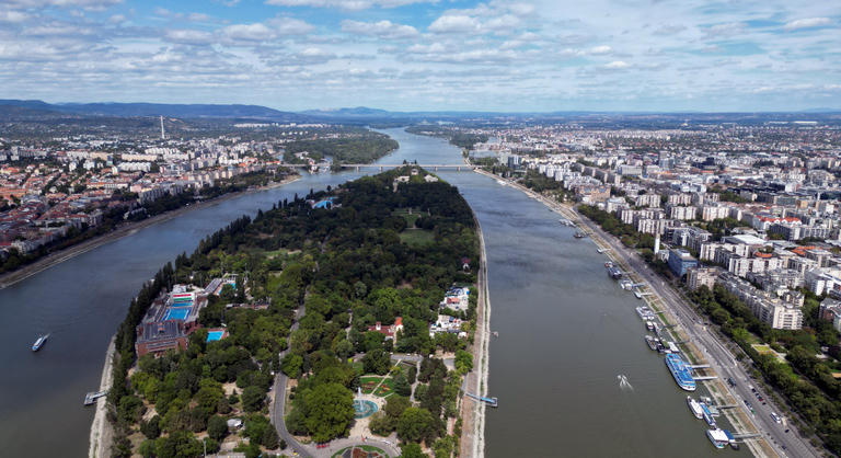 Kiürítették és lezárták a Margit-sziget egy részét, robbanótestet találtak a tűzszerészek