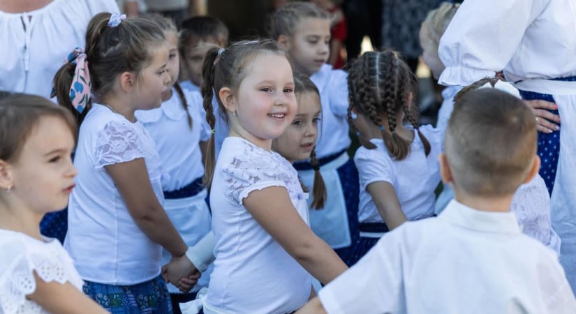 Kék-fehérbe öltözött ovisok lepték el az Azaumot: fotókon és videón a Borünnep csöppségei