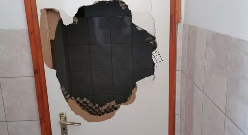 Szomorúak a vépiek: Megrongálták a játszótér mellett található közösségi mosdót - fotók