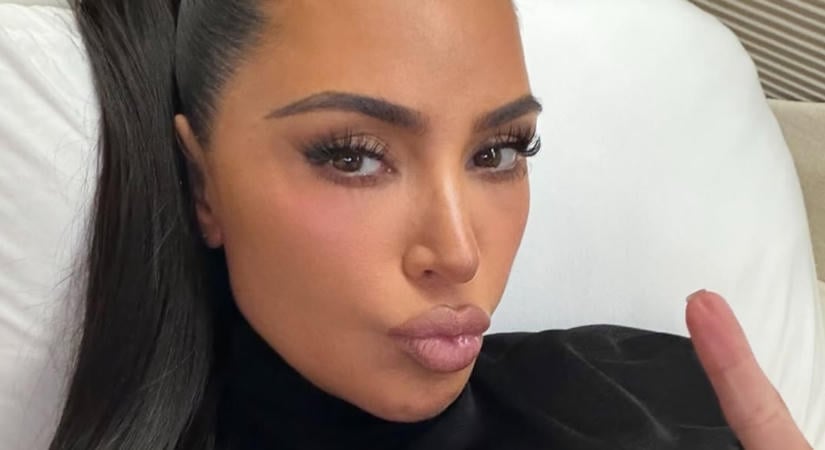 Kim Kardashian megmutatta, hogyan lehet ősszel is rózsaszínt viselni, ebben az áttetsző dressben szurkolt Lewis Hamiltonnak