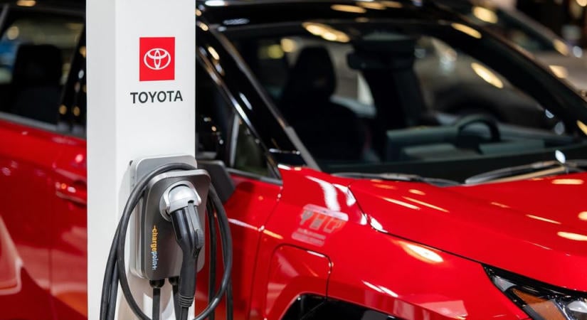 A Toyota villanyautók helyett speciális üzemanyagot javasol