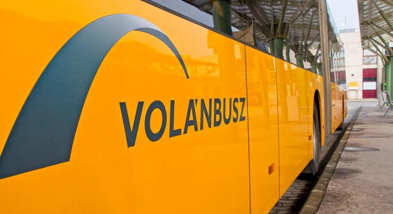 Emeletes távolsági buszok érkeznek a Volánhoz, több száz jármű állhat forgalomba