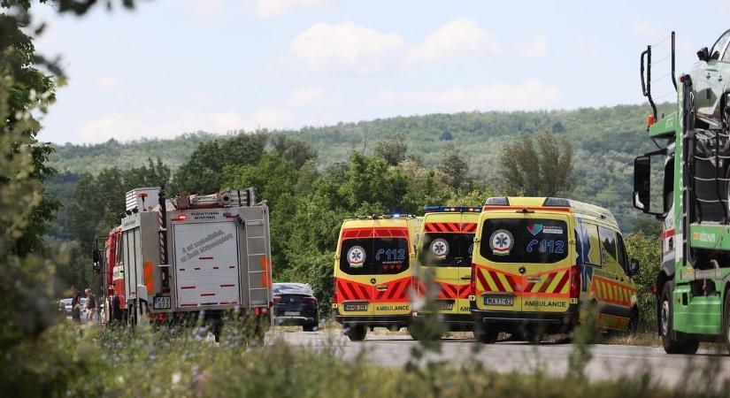 Mentőhelikopter is érkezett: halálos baleset történt a 6-os úton