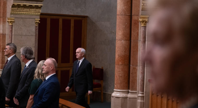 Még el sem kezdte beszédét, máris lemondásra szólították fel az új köztársasági elnököt