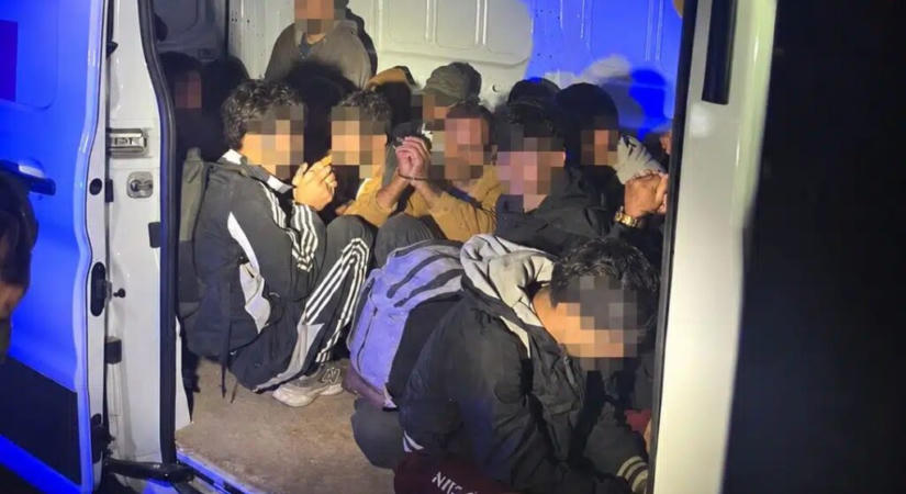 Huszonnégy migránst találtak egy kisteherautó rakterében Röszkénél